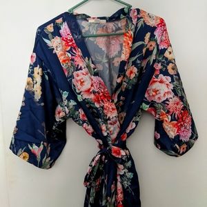 😍 BOGO Free😍 Gorgeous silky floral robe NWOT